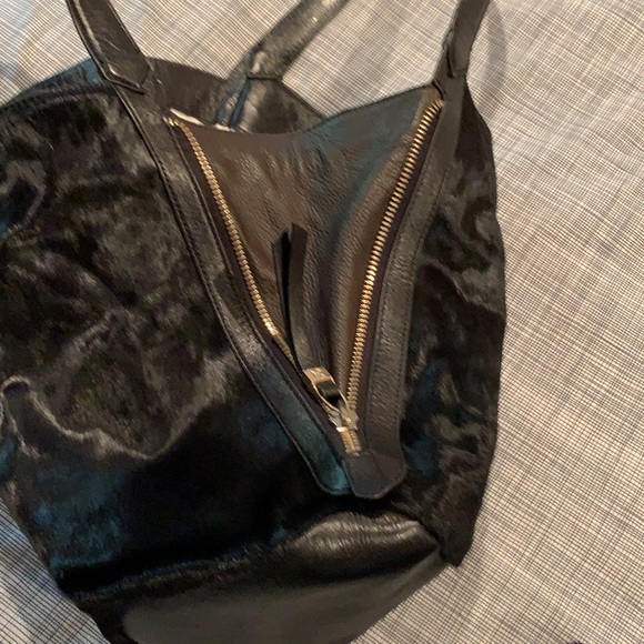 Black leather bag with pony fur on sides - Picture 4 of 7